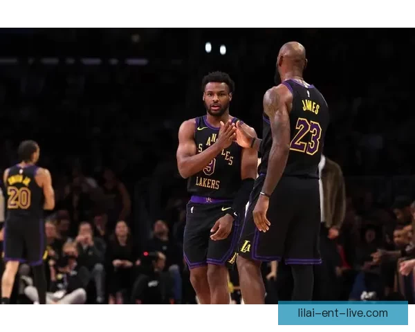 勒布朗三双领衔湖人轻取奇才三连胜里夫斯高效布朗尼首秀亮眼